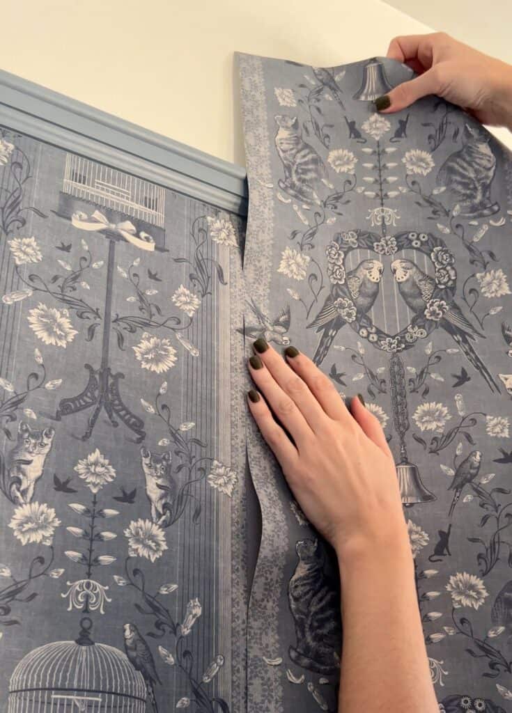 Lining up the pattern for wallpaper