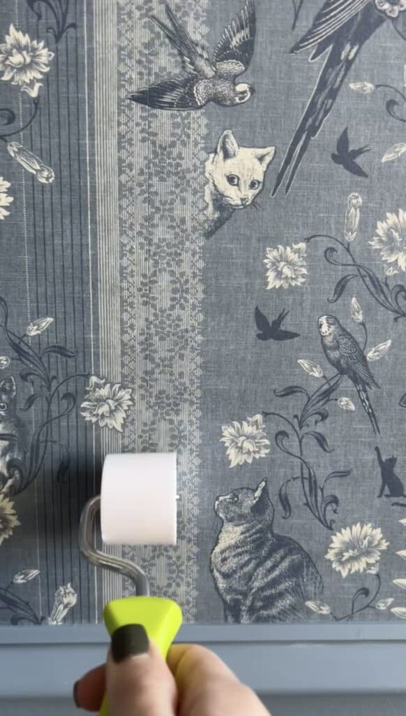 How to use a wallpaper seam roller
