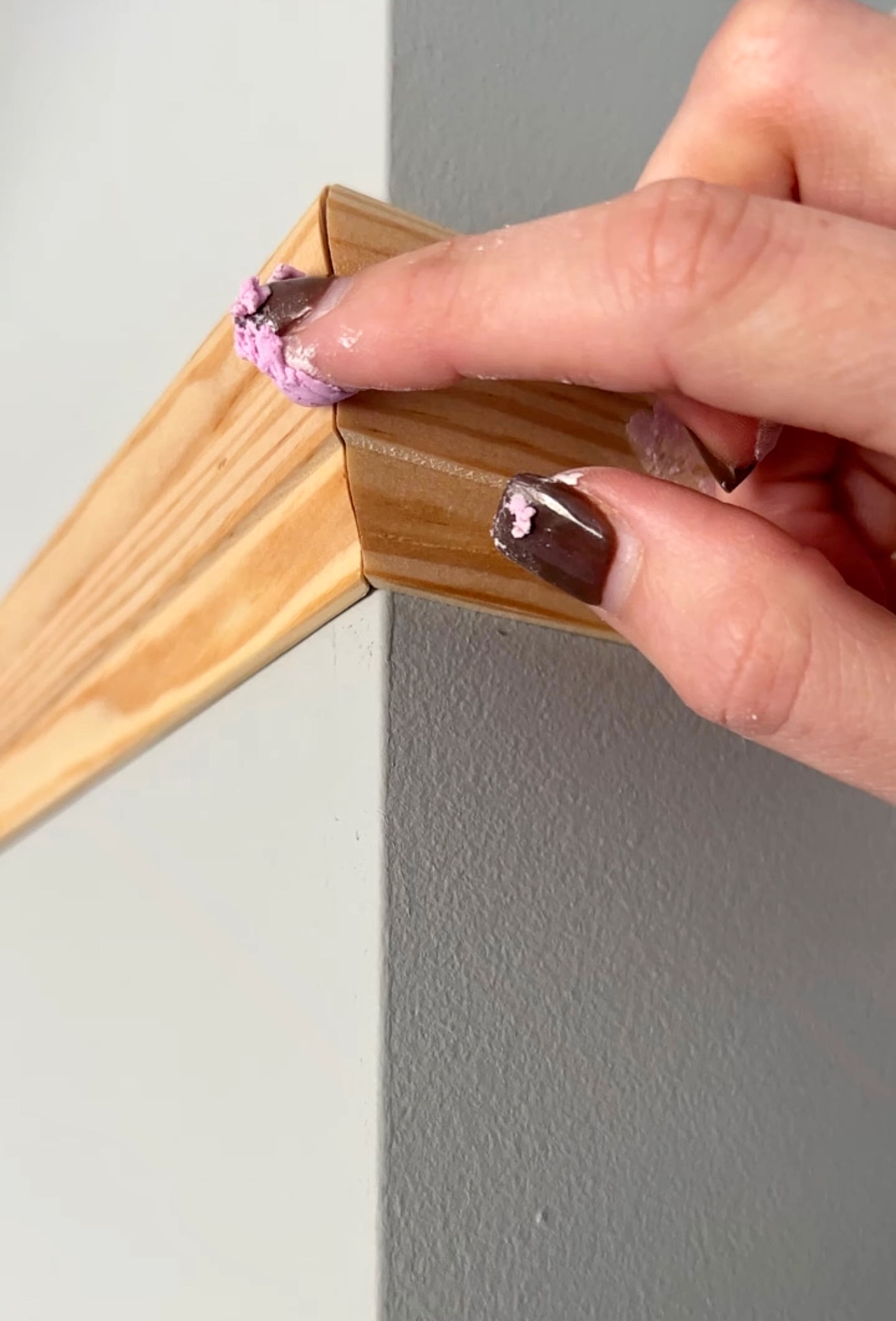 Spackling the outside corner seam of picture rail