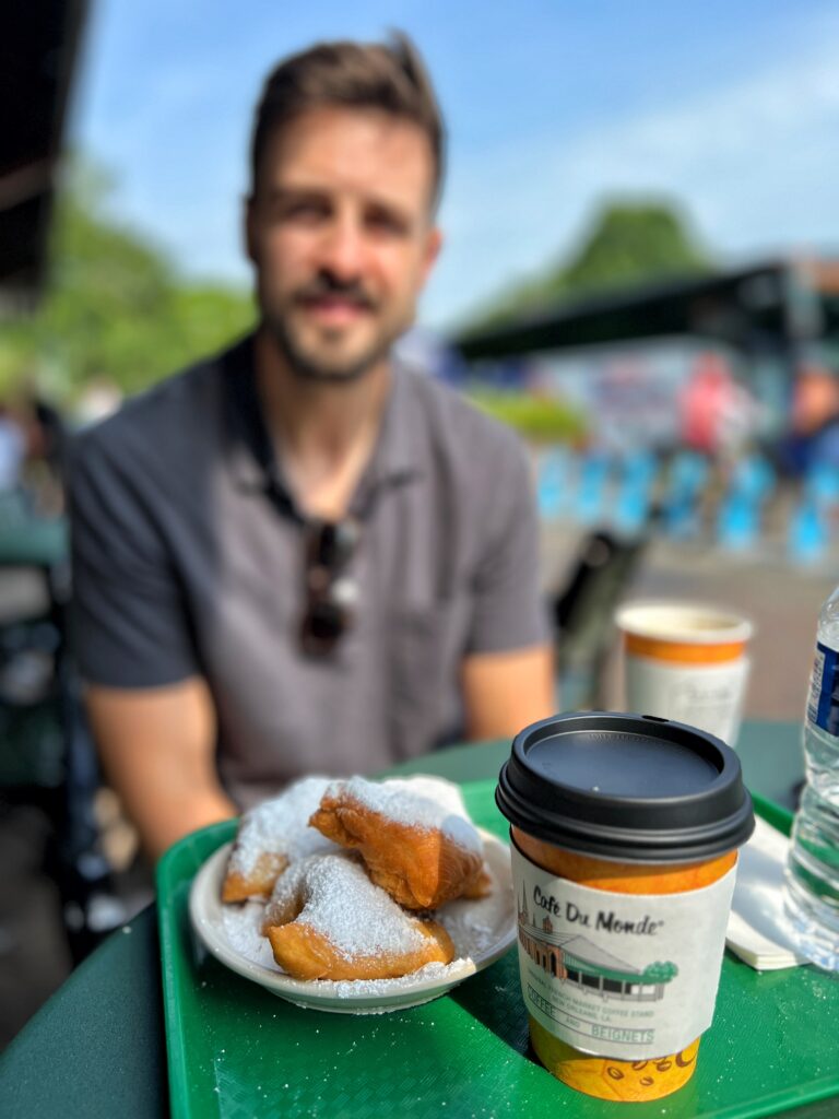 cafe du monde beignets and coffee