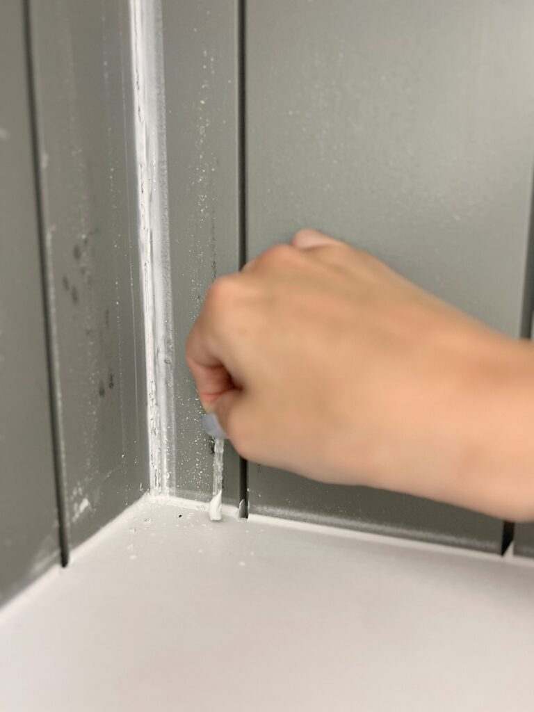 How to apply caulk to shiplap