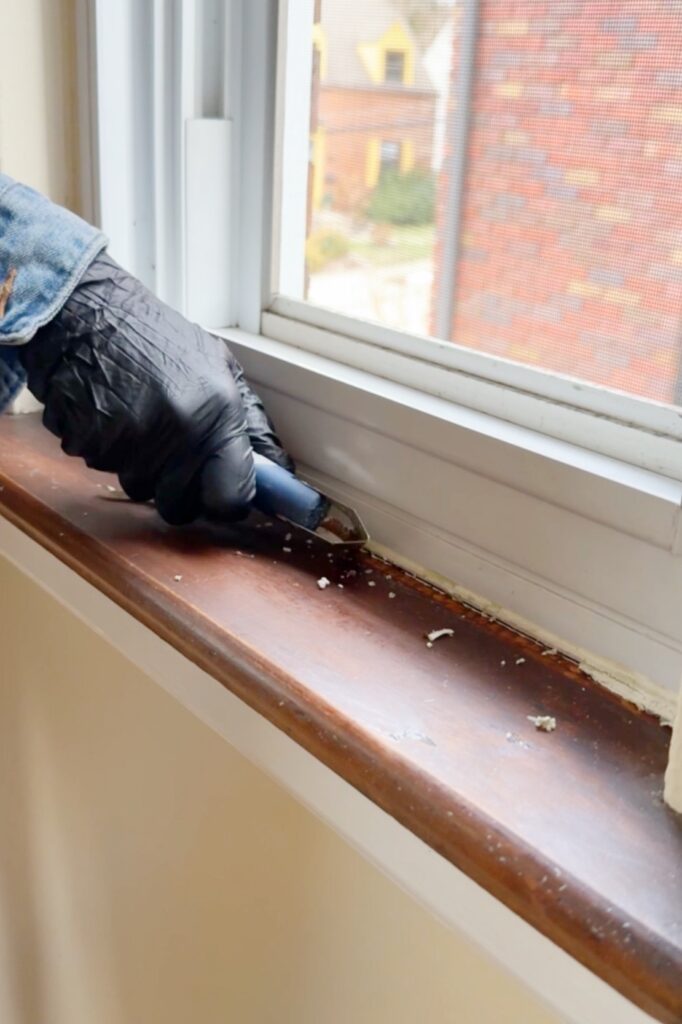 how to remove caulk with a caulk remover tool